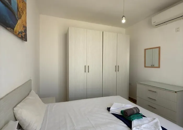 شقة 2-bedroom In M6 *