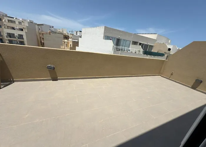 شقة 2-bedroom In M6 *